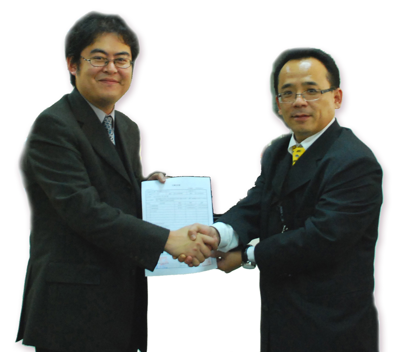 Huang (left) shakes hands with Mazaki to seal the strategic partnership.