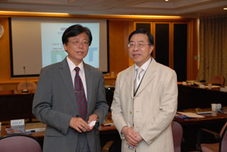 C.T. Kuo (right), vice president & general manager of CENS, welcomes a delegation led by Wang Pai-por, director general, Department of Commerce of the Ministry of Economic Affairs.
