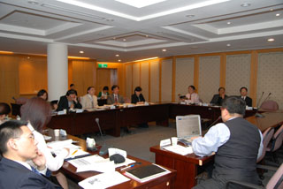 A senior executive of CENS is making a presentation on tthe DIT platform to the visiting group headed by DOT director general Wang Pai-por (third-right from column).
