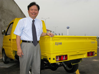 Sanyang president Huang Kuang-wuu and the SYM T880 commercial pickup.