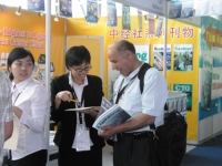 A circulation specialist of the Taipei-based China Economic News Service (CENS) is introducing the CENS Lighting magazine to a buyer visiting the firm's booth at the 2008 Guangzhou International Lighting Exhibition.
