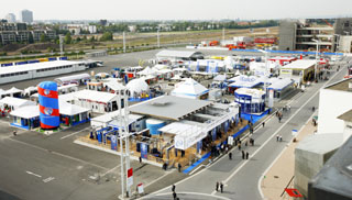 A dedicated outdoor zone brims with car-wash and service-station equipment exhibitors.