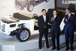 Kenneth Yen (left), CEO of the Yulon Group, introduced the LUXGEN prototype pure-electric car to Taiwan`s President Ma Ying-jeou. 