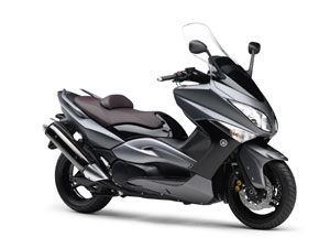 Andreani describes the Yamaha T-Max as a successful combination of good steering and riding comfort. (photo of Yamaha press release)