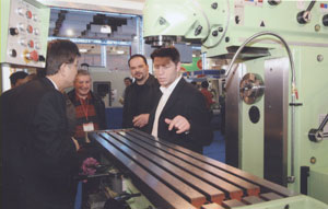 Foreign buyers eye the accuracy of a Taiwan-made machine tool at the TIMTOS held two years ago.