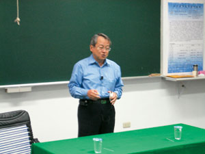 Taiwan Fastener Industry Institute chairman Joe Chen addresses a seminar hosted by FITRDC at the end of 2008.