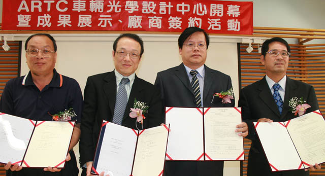 ARTC president Joe Huang (second from left) signed IAH and DLS technical-transfer and consulting agreements with private companies.
