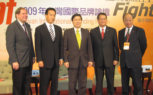  At the 2009 TIBF, Hu discussed the Luxgen branding experience with other speakers.