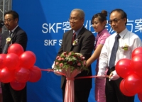 SKF Asia Pacific managing director Chung Bee Kek (left) and Charles Chang (center) poise for the ribbon-cutting for the inauguration of the SKF solution factory.