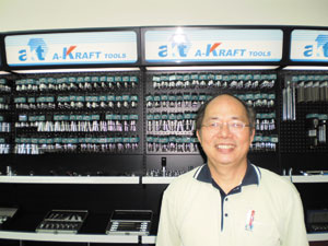 Louis Chen, chairman of A-Kraft, generously shares his company’s e-management success with T-Team members. 