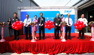 SKF Asia Pacific managing director Chung Bee Kek (left) and Charles Chang (center) poise for the ribbon-cutting for the inauguration of the SKF solution factory.