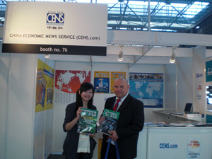 CENS representative (left) with a local buyer at Autotec & Autosalon Brno.