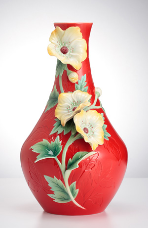 The Franz vase, with its classic reddish tone, is a good choice for generating an atmosphere of bliss and prosperity.