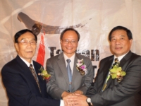 From left, the former THTMA chairman M.C. Cheng, IDB's deputy director general Chou Neng-chuan, and the chairman-elect Jack Lin