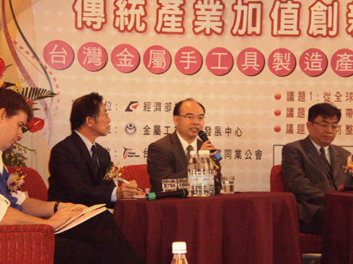 Lin: chaging automotive trends determine development of auto repair tools.