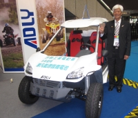 Her Chee chairman C.C. Chen and the new pure-electric mini-car. 