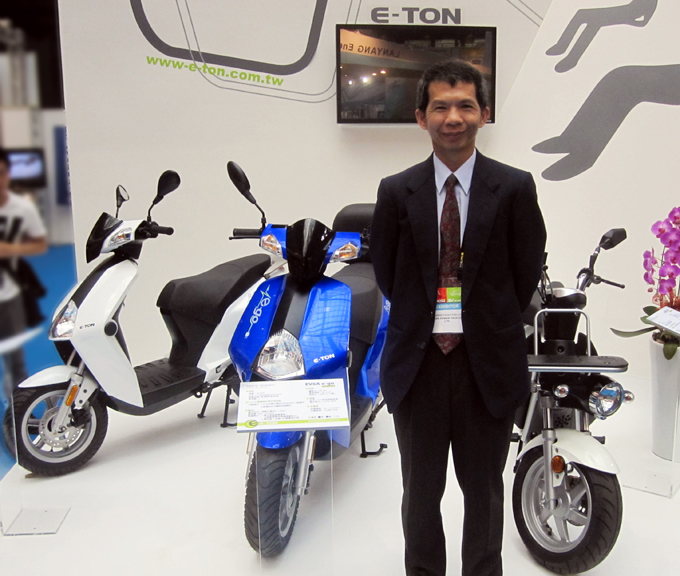 Tom Hsu, E-Ton`s new president, and the company`s new products (the left two are the e-go e-scooter, the right is the e-MO XP).