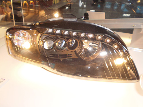 堤維西交通的車用LED光源大燈含DRL晝行燈。