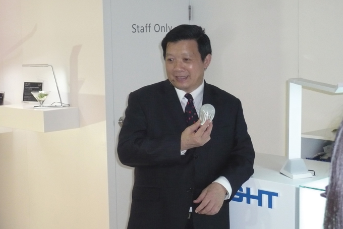 Taiwan’s LED makers are stepping up their presence in China to take advantage of the burgeoning market there. Here, Everlight’s chairman, Y.F. Yeh, demonstrates his LED lamps. 