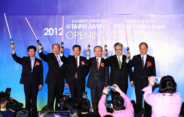 TAITRA`s president & CEO Chao Yuen-chuan (second from left) and Vice Economic Minister Francis Liang (third from left), along with other VIPs, jointly raise 