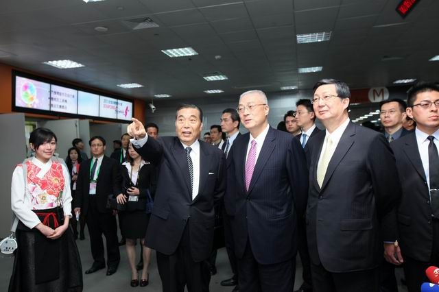 C.K. Wang (left) accompanies Vice President Wu Den Yih (center) and Vice Economics Minister Bill Cho (right) at the event.
