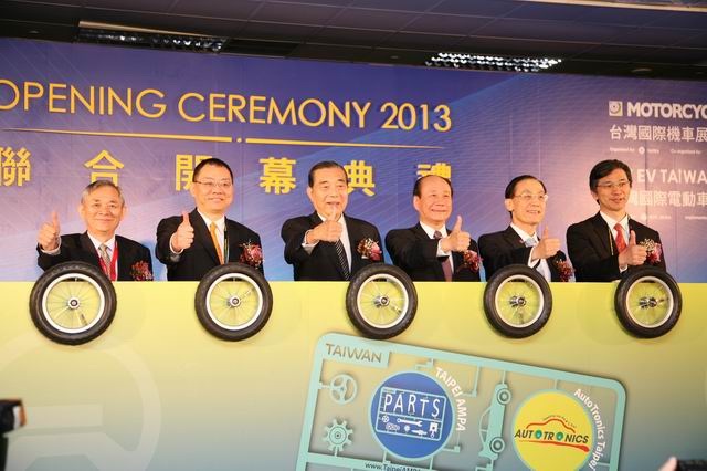 Economics Minister Chang Chia-juch (4th from left), TAITRA Chairman Wang Chih-kang (3rd from left), TEEMA Chairman Arthur Chiao (2nd from left), and other VIPs jointly open the four-in-one 2013 TAIPEI AMPA, AutoTronics Taipei, Motorcycle Taiwan, and EV Taiwan show.