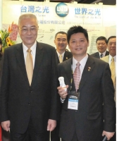 ROC Vice President Wu Dun-yi (left) poses for a photo with with Jack Chen, chairman of New Taipei City Lighting Association.