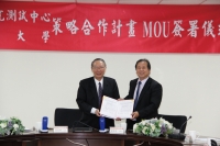 H.T. Liu (right), ARTC chairman, and H.H. Huang, principal of NCKU, jointly signed the cooperation MOU for the “Vehicle Visionary Technology Strategic Cooperation Plan”.