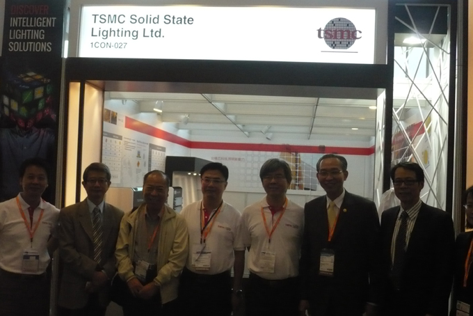 Chairman Steven Lin of the Taiwan Lighting Fixture Export Association (second from right), Managing Director Richard Sun of Taipei Trade Center Hong Kong (second from left), Director G.P. Chen (first from right), and Convener Yaw Wen of TLFEA (third from left) visited TSMC SSL booth. 