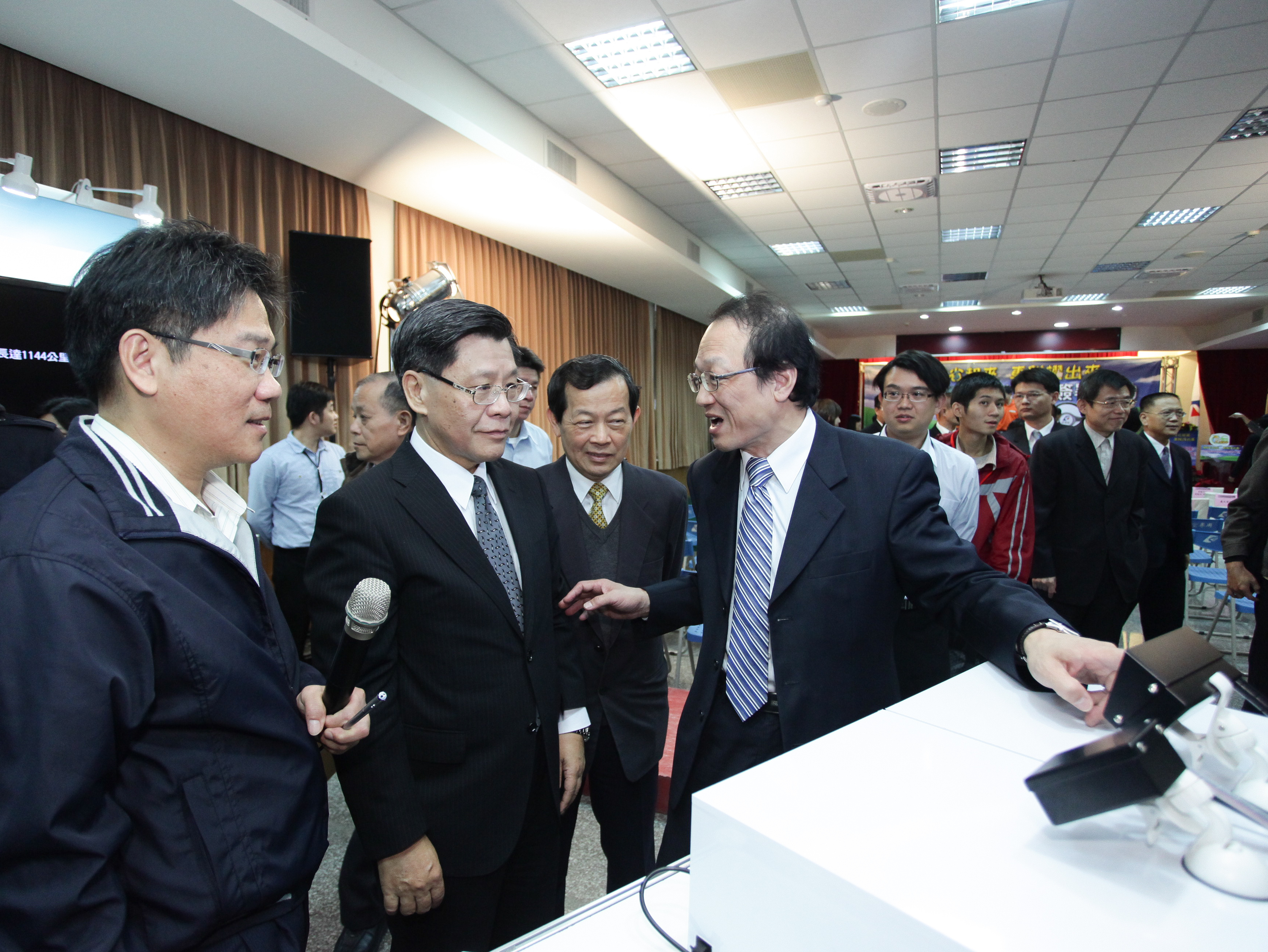 Francis Liang (second from left), Deputy Minister of MOEA, and Jerry Ou (third), Director General, BOE, are watching the R&D achievements of energy-saving vehicular technologies displayed by ARTC.