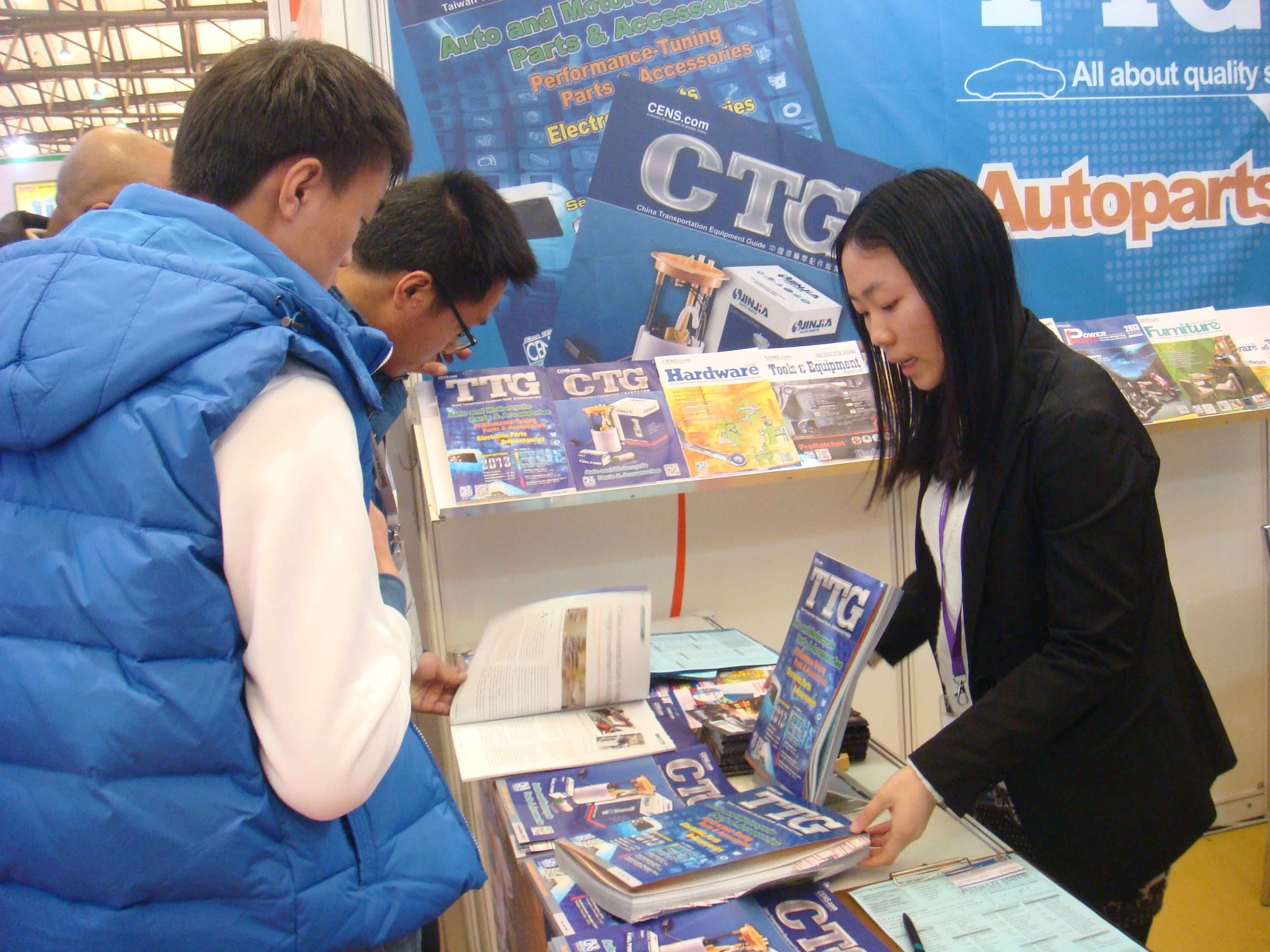 CENS representative (right) shows CENS publications to visitors at Automechanika Shanghai. 
