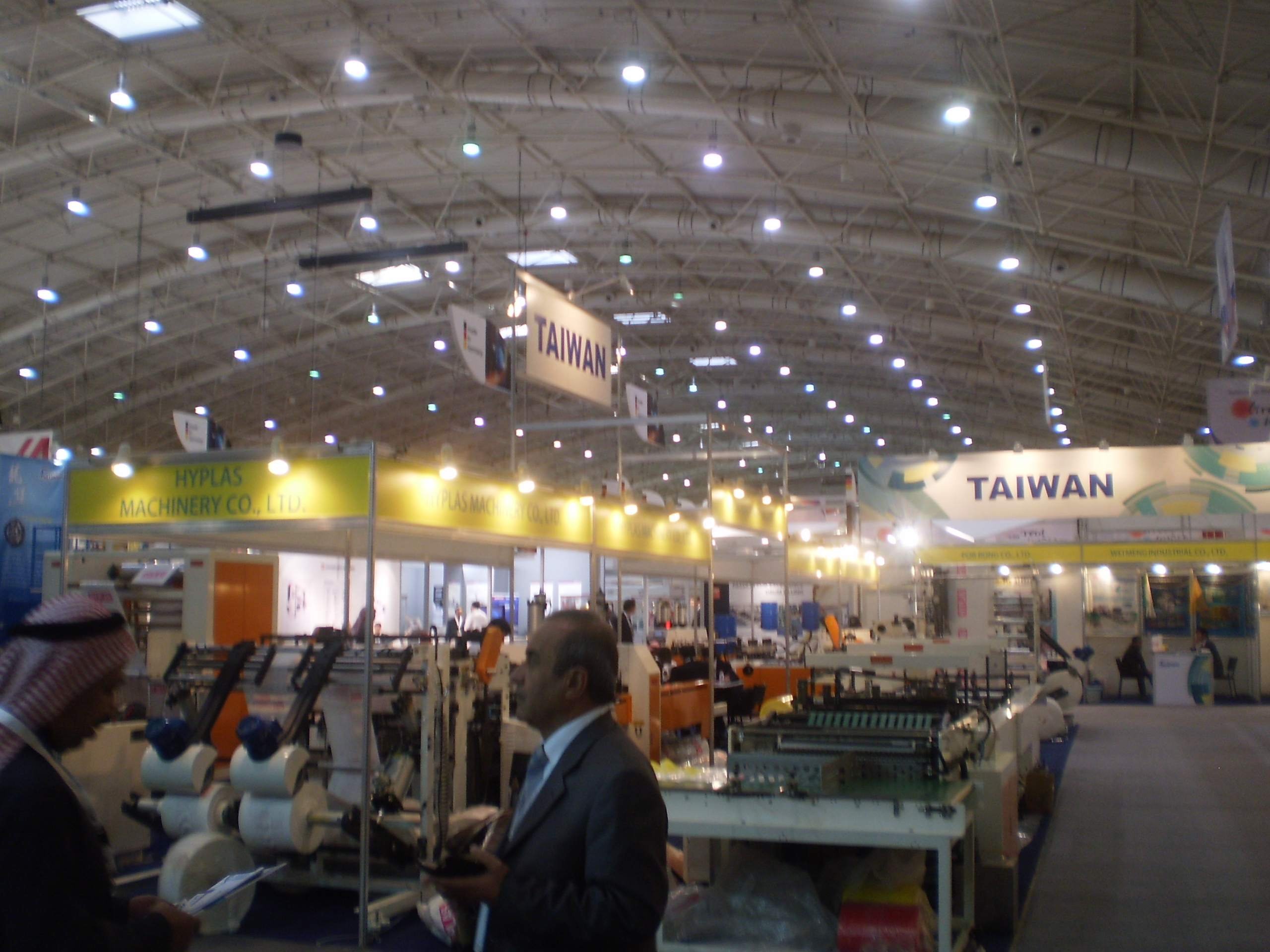Hyplas demonstrated several bag making lines at a large booth during Saudi PPPP 2014.