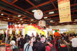 Crowds of visitors flood into Giftionery Taipei & Taiwan Souvenir.