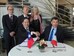 M.J. Wu (left), Director General of IDB, and Pascal Faure, Director of DGCIS, signed the meeting minutes. 
