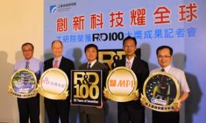Shyu Jyuo-min (center), president of ITRI, ITRI researchers, and representatives of technology-transfer companies at a celebration in Taiwan for winning two 2014 R&D 100 Awards. (photo from UDN)