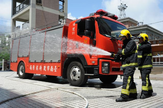 The Tainan City Fire Bureau has begun providing the Tactical Nozzle Light to its firefighters.