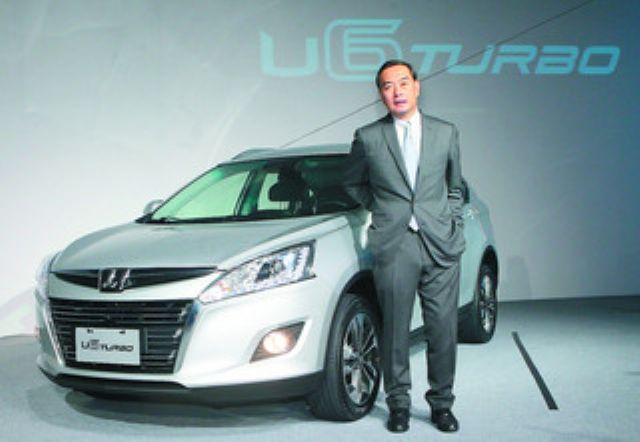 Yulon Group Chairman Kenneth Yen with Yulon's LUXGEN U6 crossover, which has been in strong demand in China since its launch. (Photo from UDN)