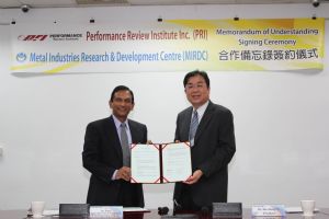 PRI's chief operating officer, Joe Pinto (left), and MIRDC's CEO, H.C. Fu, at signing of MOU on July 31 in Taiwan.