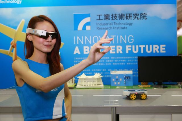 Gesture commands can extend the applications and convenience of ITRI's Smart Glass. The technology could be used for real-time video sharing, gesture recognition, and object recognition.