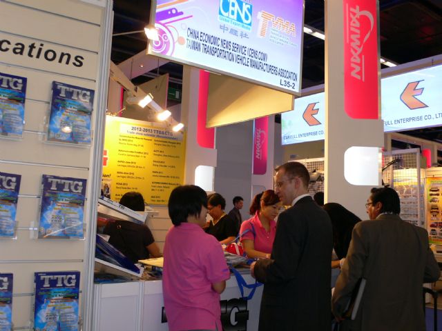 CENS’s booth crowded with foreign buyers looking for high-quality auto parts from Taiwan at Automechanika Frankfurt 2012.