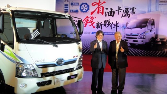 Su Yann-huei (right), founder and former chairman of Hotai, at  the launch of locally assembled Hino 300 hybrid truck in Taiwan. (photo from UDN)