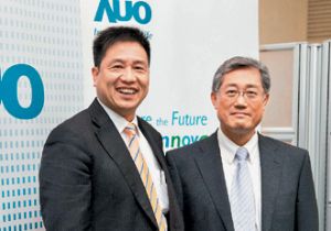 Paul Peng (left), president of, and K.Y. Lee, chairman of major Taiwanese TV-panel supplier AU Optronics Corp. (Photo from UDN)