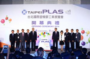 (Starting second from left) David Wu, TAMI's chairman of Plastics & Rubber Machinery Committee; H.T. Hsu, TAMI's chairman; San Gee, TAITRA's vice chairman; D.Y. Wu, Taiwan's Vice President; and S.C. Cho, vice minister of Ministry of Economic Affairs at TaipeiPlas 2014's opening ceremony.