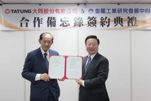 Tatung chairman, W.S. Lin (left), and MIRDC chairman, C.C. Huang, signs the MOU.