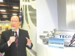 Teco President C.K. Liu introduces his group's EV motor at the 2014 Taipei Int'l Auto Parts & Accessories Show. (Photo from UDN)