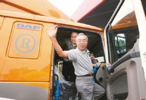 Wang Wen-yuan, CEO of the Group Administrative Office at FPG, boards a DAF truck imported by group affiliate FPTC. (Photo from UDN)