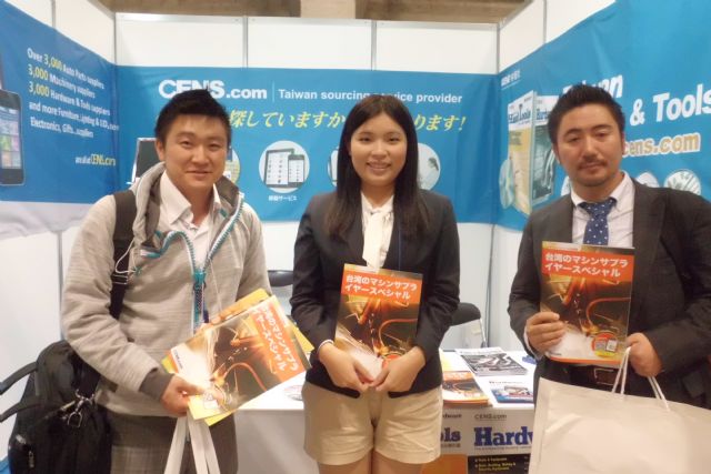 CENS representative (center) with visitors at Tool Japan.