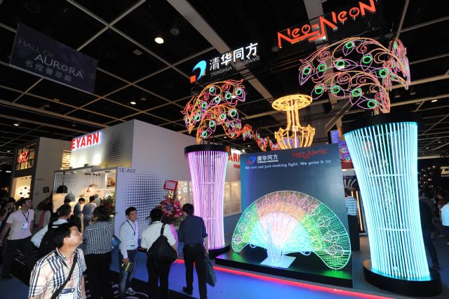 Tsinghua Tongfan displayed products under its own brand despite its acquisition of Taiwan's "Neo-Neon" brand.