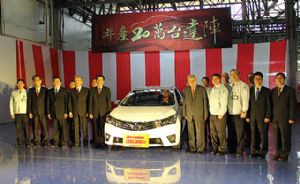 Kuozui chairman Su Yann-huei (fifth from right) and president Haruaki Hoshino (fourth from right) with Hotai chairman Huang Kuan-nan (sixth from right), and other company employees at the ceremony celebrating the production of the 200,000th car at Kuozui in 2014. (Photo from U-car)