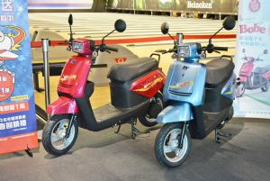 CMC's new e-moving Bobe light e-scooter with lithium-ion battery. (photo from UDN) 